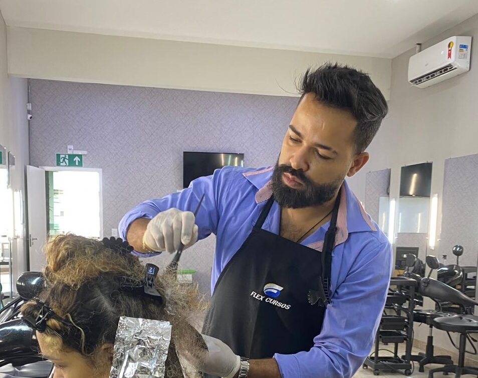 Curso de Cabeleireiro Profissional em Montes Claros: Comece Sua Carreira na Beleza com a Flex Cursos