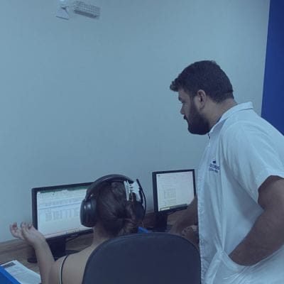 Professor dando suporte a aluno na Flex Cursos